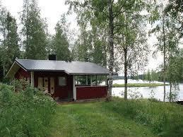 北欧の森に囲まれた湖畔の小屋
