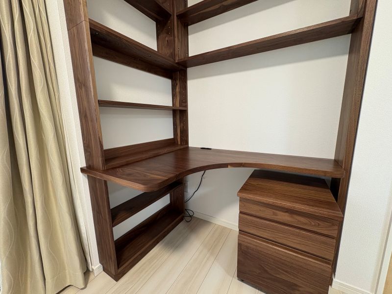 N様邸向け書棚付きデスク3