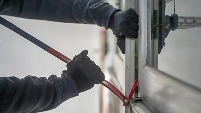 築10年以上の家は防犯が弱い？窓防犯・玄関ドア防犯の見直しポイ ント