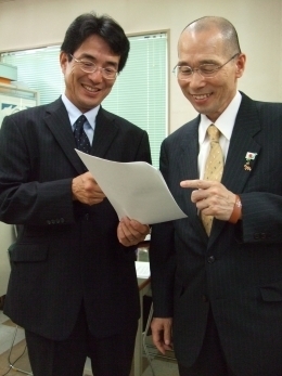 公益法人移行手続きの実務リーダーである藤井邦彦さんと（写真左）