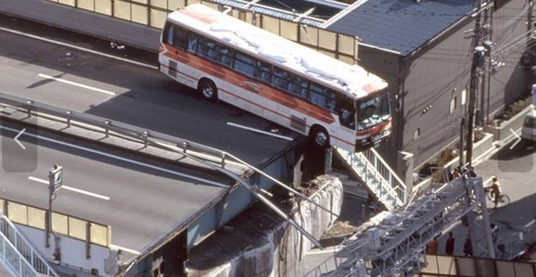 阪神淡路大震災　バス画像