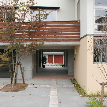 若山誠治 - 3階建　コンクリートと木の家