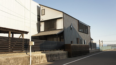 由比街道筋に建つ三角屋根の家　