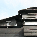 チタン屋根の三階建て