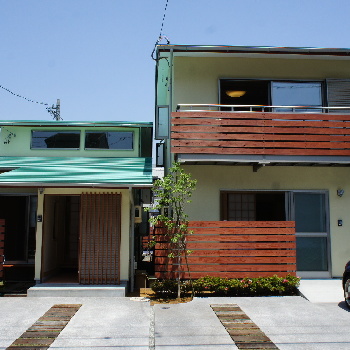 若山誠治 - 二軒長屋の建て替えで、独立した二軒の家に変貌しました。
