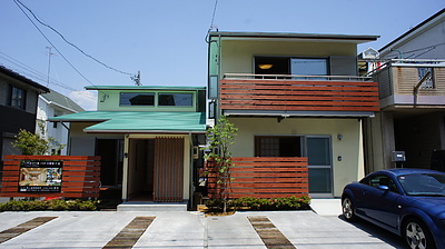 二軒長屋の建て替えで、独立した二軒の家に変貌しました。