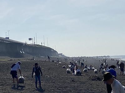 砂浜の清掃　蒲原ライオンズクラブ