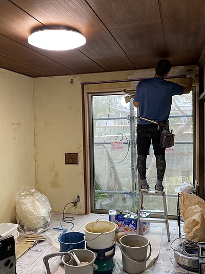 和紙を貼る　古い和室　繊維壁