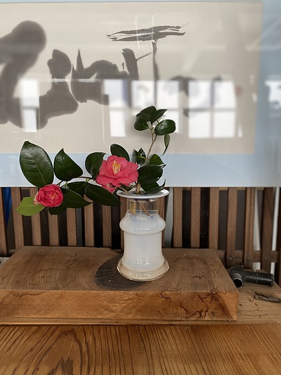 椿をなげいれで生ける　男のいけばな