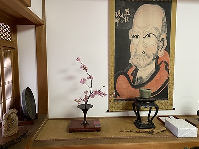 お寺の床の間　桜を生ける　男のいけばな