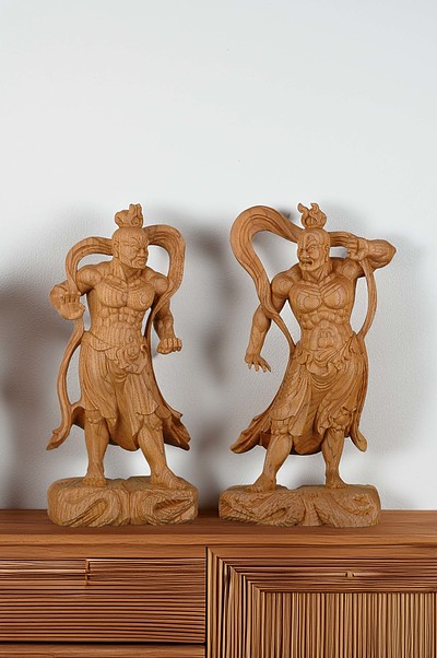 寺の門に立つ、二体の守護者 ― 仁王像