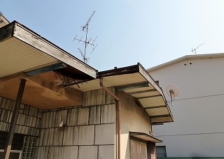 ボロボロになった軒天と雨樋