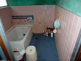 手すりを取付ける前の浴室