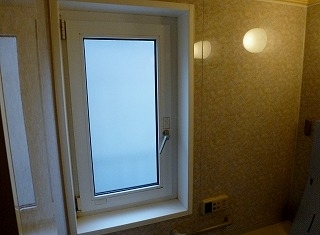 今までの浴室の窓の内観