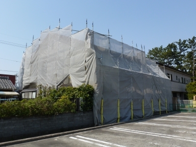浜松市中区で外壁リフォーム、足場が掛かりました