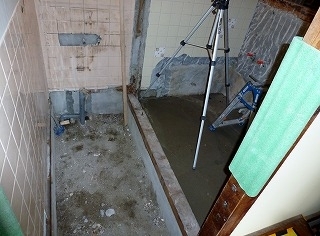 解体された浴室と洗面所