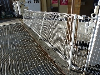 破損した駐車場のフェンス