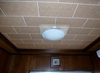 居間の天井の貼り替えリフォーム前