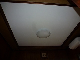 居間の天井の貼り替えリフォーム後