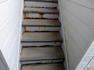 塗替えリフォーム前の外階段