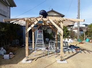 建て方をしている当社の大工