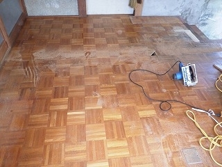 貼り替えリフォーム前の台所の床
