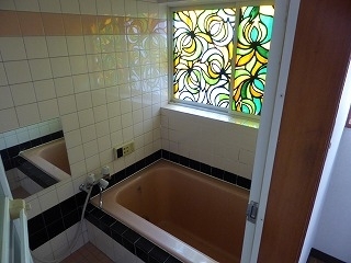リフォーム前のタイルの浴室と窓