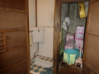 リフォーム前の和式のトイレ