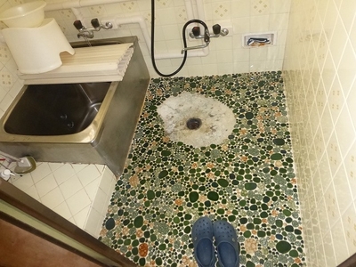 貼り替えリフォーム前のお風呂の床