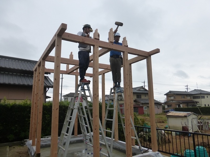 新築の物置の建て方中