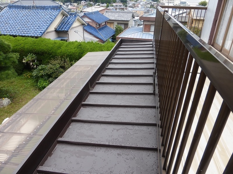 リフォーム後の桟葺屋根と雨樋