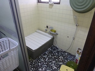 リフォーム前のタイル貼りの浴室