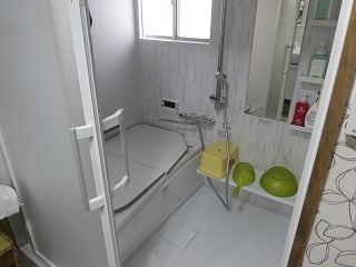 リフォーム後のユニットバスの浴室