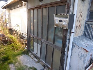 リフォーム前の木製の玄関引戸