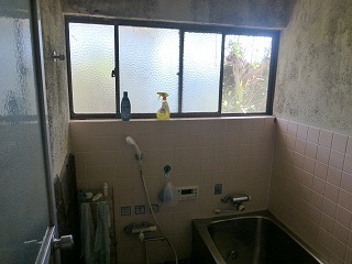 リフォーム前のタイル貼りの浴室と窓サッシ