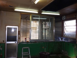 解体リフォーム前の元の厨房と奥が店舗