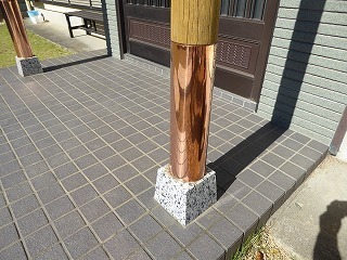 リフォーム後の銅板を巻いたポーチ柱