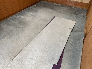 張り替えリフォーム前の、洋室の床