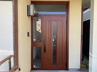 取り替えリフォーム後のアルミ製の玄関ドア
