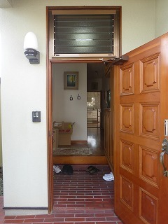 取り替えリフォーム前の木製の玄関ドア