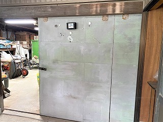 取り替えリフォーム前の物置の出入口の木製引戸