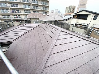 金属屋根材に葺き替えたリフォーム後の屋根