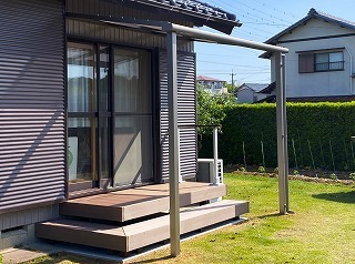 リフォーム後のウッドデッキとテラス屋根