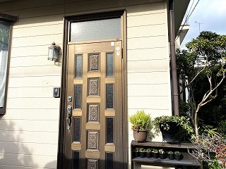 取り替えリフォーム前の、玄関ドア