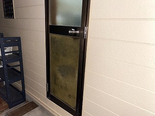 取り替えリフォーム前の勝手口の框ドア