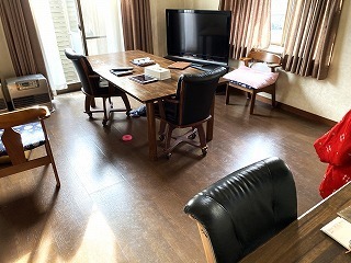 張り替えリフォーム前の、LDKの床と壁