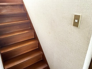 手すりの取り付けリフォーム前の階段