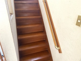 手すりを取り付けリフォーム後の階段