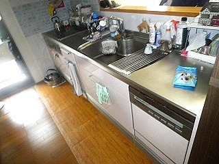 リフォーム前の台所側のシステムキッチン