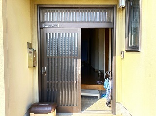 取り替えリフォーム前の玄関引戸サッシ